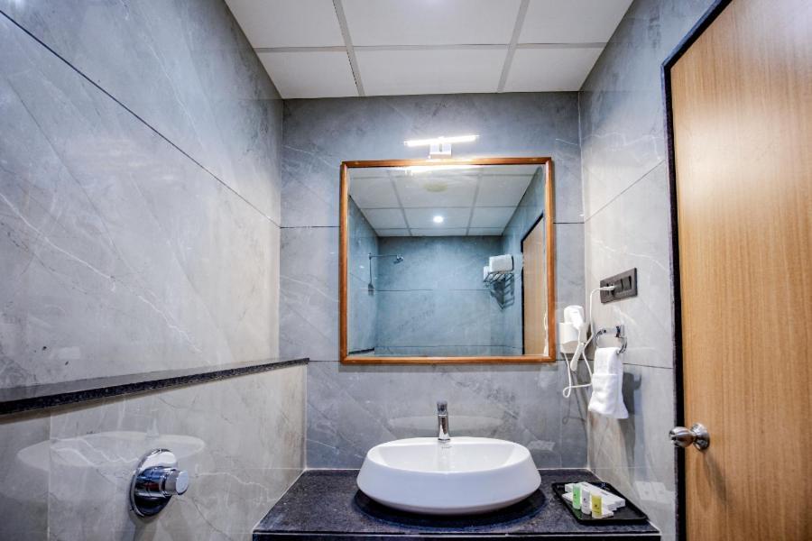 Hotel Nexus Rajkot Extérieur photo